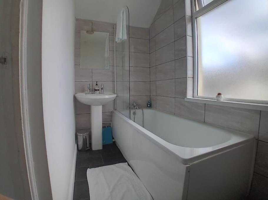 Large Family Home Central Location 3 Double Bedrooms And 1 Single Bedroom Кардіфф Екстер'єр фото